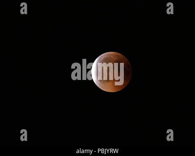 Avis de Lune de sang pendant l'Éclipse lunaire totale la plus longue du XXI siècle sur noir ciel vu de Pologne en 2018 nuit d'été le vendredi 27 juillet. Banque D'Images