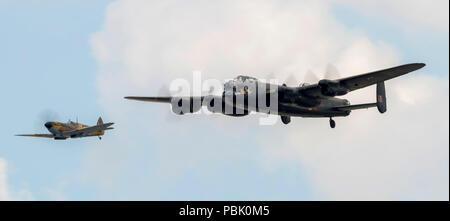 Bombardier Avro Lancaster, PA474 et Spitfire, MK356 Banque D'Images