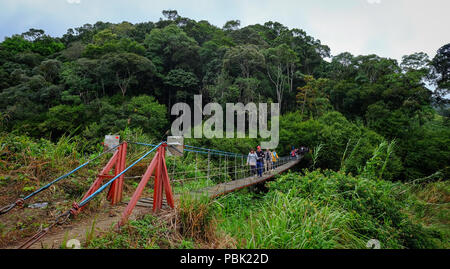 Dalat, Vietnam - Dec 6, 2015. Les gens qui marchent sur le sentier à la journée d'été à Dalat, au Vietnam. Banque D'Images