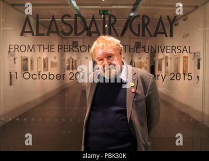 L'écrivain écossais, artiste et polymathe, Alasdair Gray à l'ouverture de son importante exposition au Kelvingrove Art Gallery and Museum de Glasgow en 2014. Banque D'Images