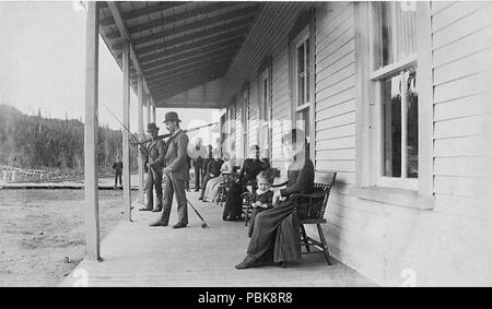 . Anglais : le Québec et le lac Saint-Jean Railway : Les clients de l'hôtel sur Porche, probablement la maison Laurentides, Lac Édouard English : Ligne de chemin de fer de Québec au lac Saint-Jean : les clients d'un hôtel sur le perron, certainement la maison des Laurentides, sur le lac Édouard . Entre 1887 et 1890, 770 clients de l'hôtel sur Porche, probablement la maison Laurentides, lac Edouard Banque D'Images