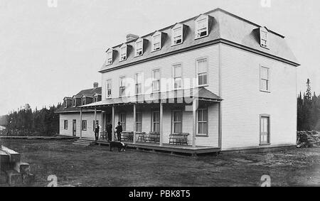 . Anglais : le Québec et le lac Saint-Jean Railway : Hotel au lac Édouard, probablement la maison Laurentides English : Ligne de chemin de fer de Québec au lac Saint-Jean : hôtel sur le lac Édouard, certainement la maison des Laurentides . Entre 1887 et 1890 770 Hotel au lac Edouard, probablement la maison Laurentides Banque D'Images