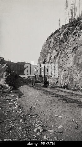 . Anglais : le Québec et le lac Saint-Jean : Chemins de fer et de Roche Handcar, Lac Édouard English : Ligne de chemin de fer de Québec au lac Saint-Jean : les talus rocheux et chariot ferroviaire, sur le lac Édouard . Entre 1887 et 1890 1266 de Roche et Railroad Handcar, lac Edouard Banque D'Images