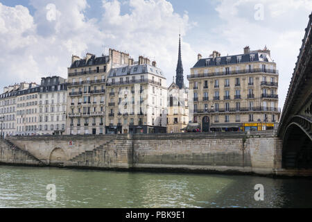 Paris Rive Gauche - Vue depuis le Parc des Rives de Seine, à côté du Pont d'Arcole pont vers le quai aux fleurs, sur la rive gauche, Paris, France. Banque D'Images