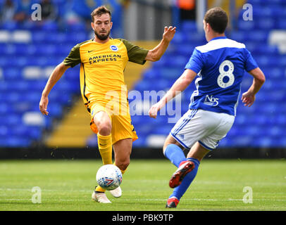 Brighton & Hove Albion's Davy Propper passe à côté de la ville de Birmingham Craig Gardner pendant le match amical de pré-saison à la St Andrew's billions Trophy Stadium, Birmingham. Banque D'Images