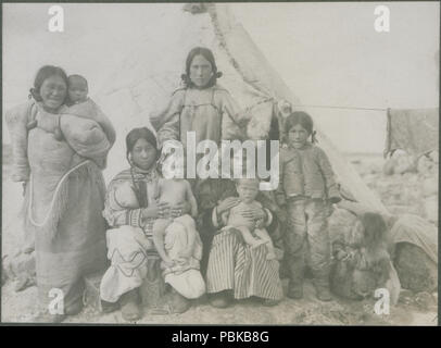 732 Groupe de femmes et d'enfants esquimaux Fullerton, 1906 (HS85-10-18546) Banque D'Images