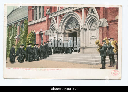 745 jours de classe, des exercices d'Harvard Seniors entrant Sanders Theatre, Memorial Hall, Cambridge, Mass (NYPL b12647398-68835) Banque D'Images