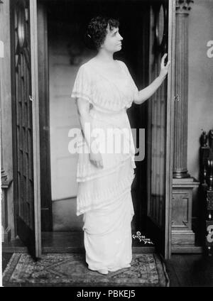 . Anglais : [Helen Keller, portrait en pied, debout à la porte dans la chambre, faisant face à droite] Digital ID : b&w film copie neg.) cph 3c01762 Numéro de reproduction : http://hdl.loc.gov/loc.pnp/cph.3c01762 LC-USZ62-101762 (b&w film copie neg.) . vers 1914 750 Helen Keller, portrait en pied, debout à la porte dans la chambre, faisant face à droite Banque D'Images