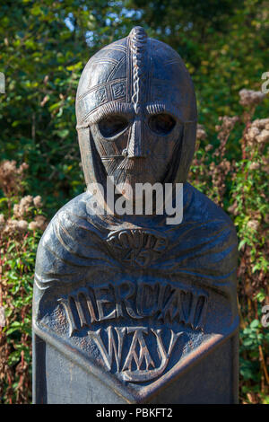 Un Waymarker sur le méridien dans la forêt de Wyre, Worcestershire, Angleterre. Banque D'Images