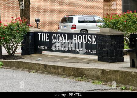 Williamson, West Virginia, USA - Le 23 juillet 2018 : 'la maison' du charbon a été construit en 1933 entièrement de charbon et abrite le remorqueur Valley Chamber of Commerce. Banque D'Images