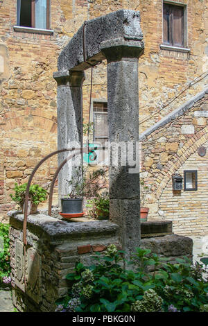 Vieux puits dans un courtryard en Toscane, Sienne, Italie Banque D'Images