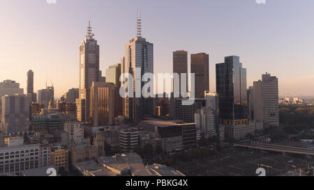 Melbourne, Victoria, Australie. Vue aérienne du centre-ville de Melbourne de gratte-ciel dans le coucher du soleil Banque D'Images