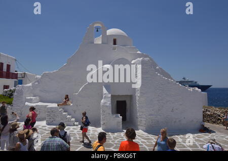 Façade principale de l'église de Paraportiani dans l'île de Chora .Mikonos Arte Histoire Architecture.3 De juillet 2018. Chora, île de Mikonos (Grèce). Banque D'Images