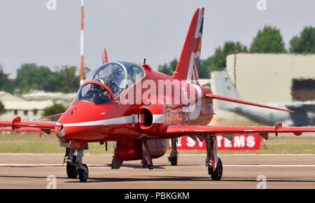 Royal Air Force Hawk de BAE Systems flèches rouge T1/T1A au roulage au sol des avions RAF Fairford prêt à effectuer leur routine étonnante à RIAT 2018 Banque D'Images