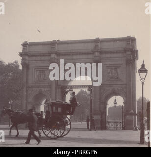 Vintage Photo d'un Hansom Cab passant Marble Arch à Londres Banque D'Images