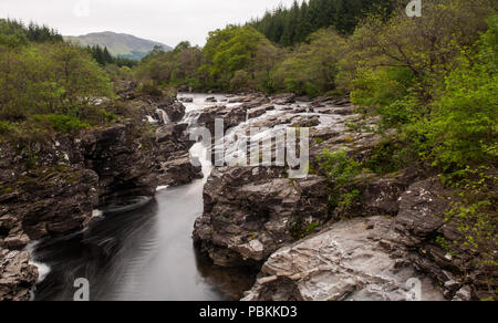 La rivière Orchy tombe sur de petites cascades rocheuses dans Glen Orchy, au milieu des arbres d'une forêt écossaise dans l'ouest des Highlands d'Écosse. Banque D'Images