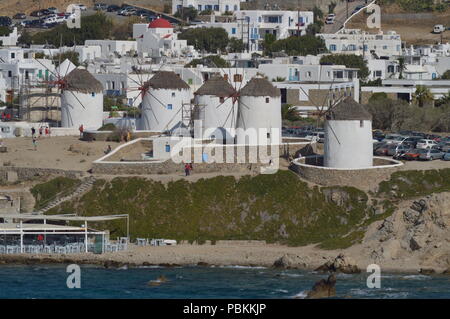 De belles vues à partir de la haute mer de la moulins de Mykonos. Histoire de l'Art Architecture. Le 3 juillet 2018. Chora, île de Mykonos, en Grèce. Banque D'Images