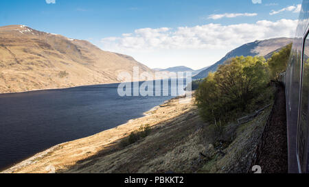 Réservoir Loch Treig sous des montagnes du massif de Nevis dans l'ouest des Highlands d'Écosse, comme vu de la West Highland Line Railway. Banque D'Images