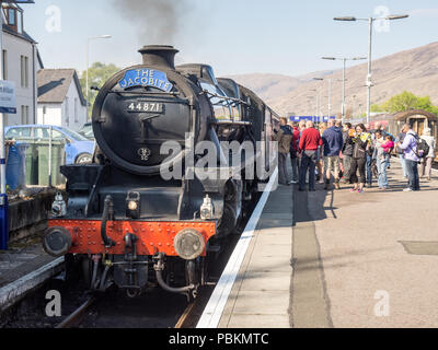 Fort William, Scotland, UK - 11 mai 2016 : une foule de touristes se rassemblent autour de l'équipe de vapeur Jacobite à Fort William dans la station de West Highlands Banque D'Images