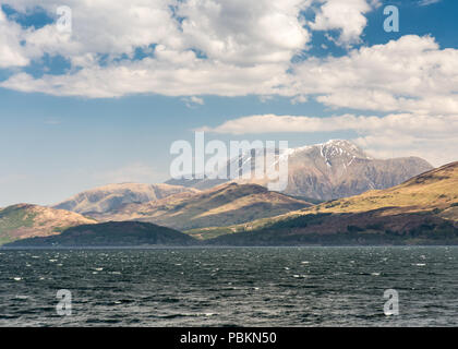 La neige se trouve sur le sommet de la montagne Ben Nevis comme il augmente des rives du Loch Linnhe Loch de mer dans l'ouest des Highlands d'Écosse. Banque D'Images