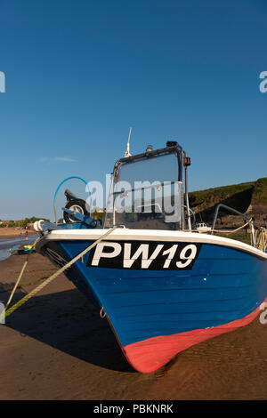 Les bateaux de pêche amarrés à marée basse à Bude Cornouailles du Nord sur la plage. Banque D'Images