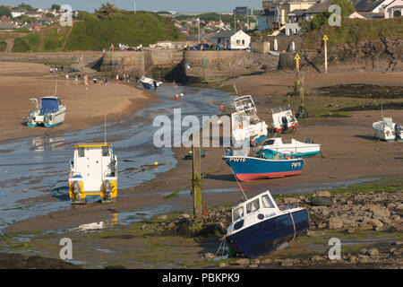 Les bateaux de pêche amarrés à marée basse à Bude Cornouailles du Nord sur la plage. Banque D'Images