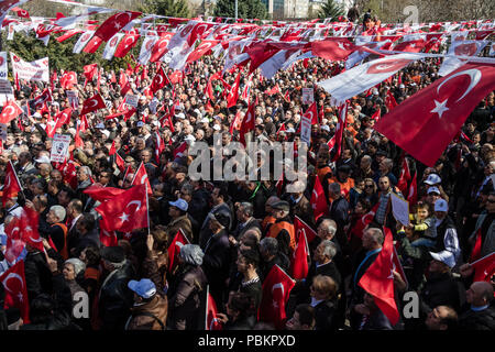 ANKARA, TURQUIE -MAR 15, 2014 : Des dizaines de milliers de sous-officier turc à la retraite, réunion, tenue pour un homme Banque D'Images