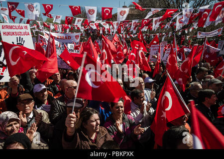 ANKARA, TURQUIE -MAR 15, 2014 : Des dizaines de milliers de sous-officier turc à la retraite, réunion, tenue pour un homme Banque D'Images