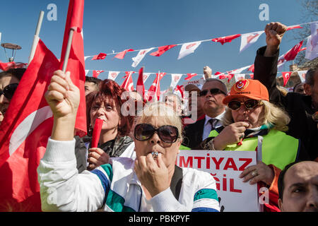 ANKARA, TURQUIE -MAR 15, 2014 : Des dizaines de milliers de sous-officier turc à la retraite, réunion, tenue pour un homme Banque D'Images