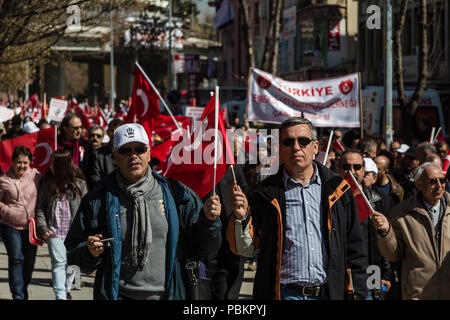 ANKARA, TURQUIE -MAR 15, 2014 : Des dizaines de milliers de sous-officier turc à la retraite, réunion, tenue pour un homme Banque D'Images