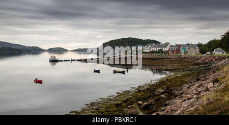 Les petits bateaux sont amarrés dans la baie à Shieldaig village sur le Loch Torridon Inlet, sur la côte ouest de l'Atlantique de l'Ecosse. Banque D'Images