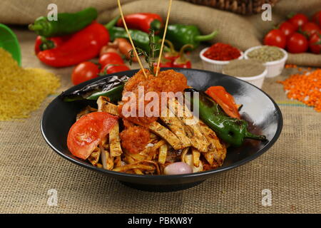 Fajitas au poulet fait maison avec les légumes et faire sauter la viande de poulet Banque D'Images