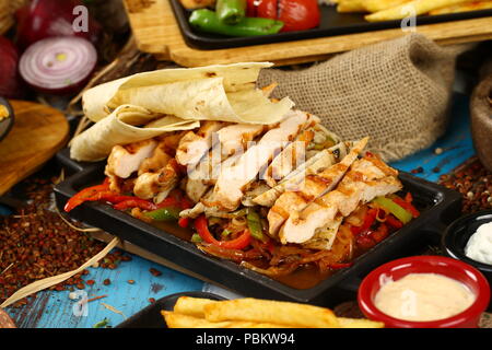 Fajitas au poulet fait maison avec les légumes et faire sauter la viande de poulet Banque D'Images