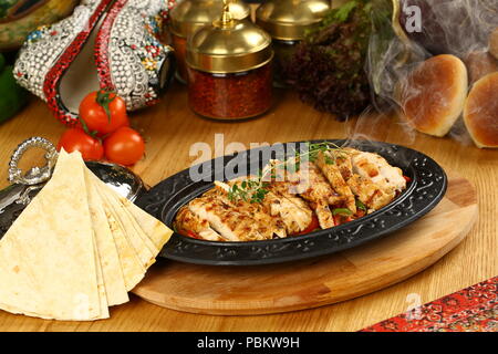 Fajitas au poulet fait maison avec les légumes et faire sauter la viande de poulet Banque D'Images