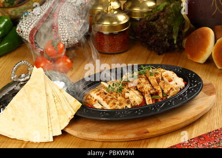 Fajitas au poulet fait maison avec les légumes et faire sauter la viande de poulet Banque D'Images