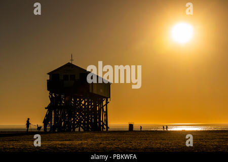 Coucher du soleil à plage de Sankt Peter-Ording, Frise du Nord, Schleswig-Holstein, Allemagne Banque D'Images