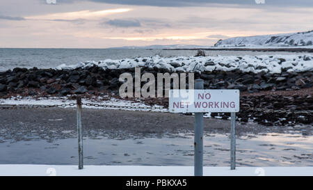 Helmsdale, Scotland, UK - 3 décembre, 2010 : un signe sur Helmsdale Harbour sea wall met en garde que les pêcheurs de travail net est interdite. Banque D'Images
