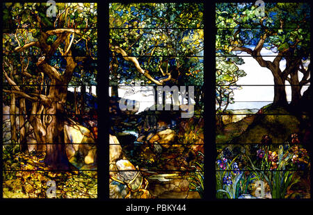 938 Louis Comfort Tiffany - un paysage boisé dans trois groupes - Banque D'Images