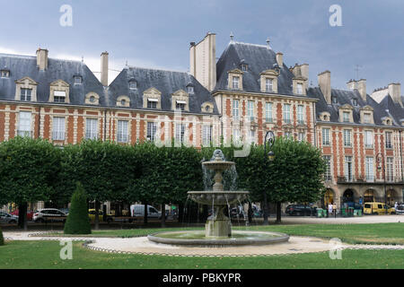 Place des Vosges Paris - Vue de la Place des Vosges et de l'un de ses quatre fontaines situé dans le quartier du Marais à Paris, France, Europe. Banque D'Images