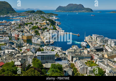 Vue depuis la colline Aksla Alesund et les eaux environnantes, Byrampen point de vue, More og Romsdal, Norway, Scandinavia, Europe Banque D'Images