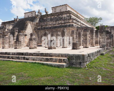 Ruines du temple de fabuleux bâtiment guerriers à Chichen Itza au Mexique, ville plus impressionnant de sites archéologiques en pays, ciel nuageux à 2018 w Banque D'Images
