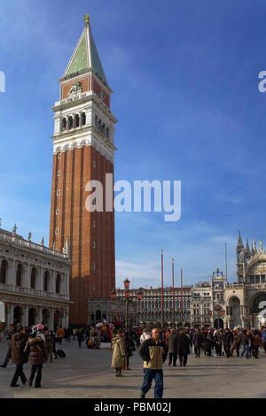 Campanile di San Marco vu de l'ensemble de la Piazzetta San Marco, avec la basilique à droite et le pedicure Nazionale Marciana à gauche Banque D'Images