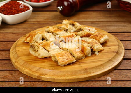 Turc fraîchement cuits borek rouleaux Banque D'Images