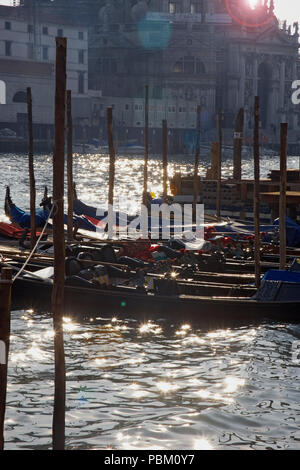 Grand Canal et gondoles amarrées à partir de la Fondamenta Sansovino, San Marco, Venise, Italie, avec l'église de Santa Maria della Salute en arrière-plan Banque D'Images