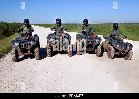 Les patrouilles de l'agent de patrouille à la frontière sud du Texas Border sur un véhicule tout-terrain (VTT) prises le 23 septembre 2013. Banque D'Images