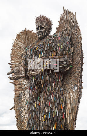 Le couteau Angel sculpture, créée par l'artiste Alfie Bradley, un spectacle au Centre de la Ferronnerie britannique dans le Shropshire, en Angleterre. Banque D'Images