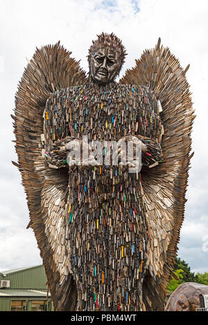 Le couteau Angel sculpture, créée par l'artiste Alfie Bradley, un spectacle au Centre de la Ferronnerie britannique dans le Shropshire, en Angleterre. Banque D'Images