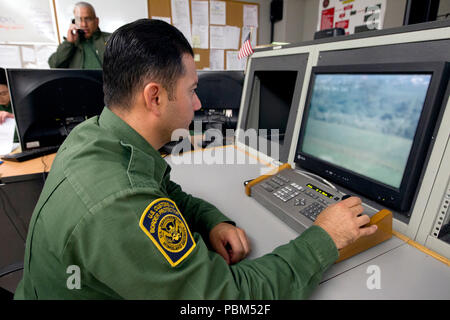 Sud du Texas et des agents de patrouille frontalière activité transfrontalière par l'utilisation d'un système de vidéo surveillance à distance. Banque D'Images