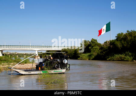 Patrouille de l'agent de patrouille des frontières dans le sud du Texas sur Safe-Boat McAllen, Rio Grande Valley River le 24 septembre 2013. Banque D'Images