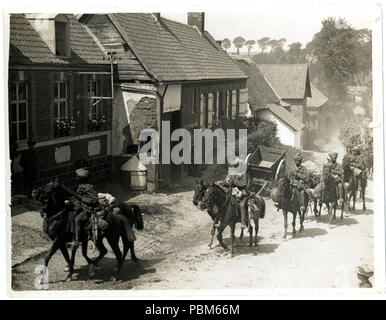 801 cavalerie indien marche dans un village français près de Fenges (Photo 24-212) Banque D'Images